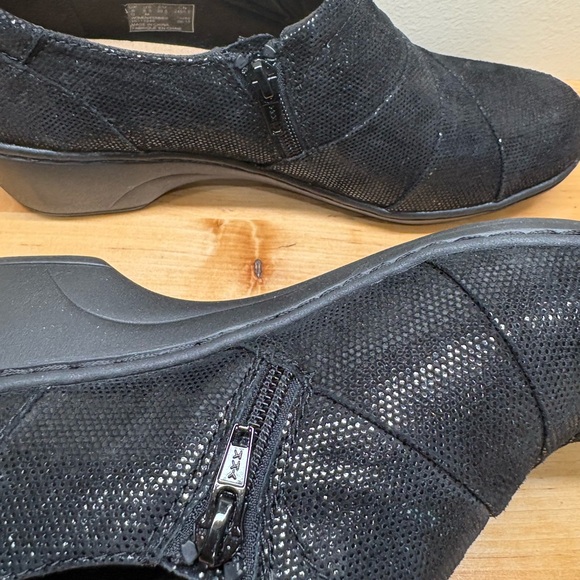 Clarks Women's Black Textured Loafers - Picture 5 of 7